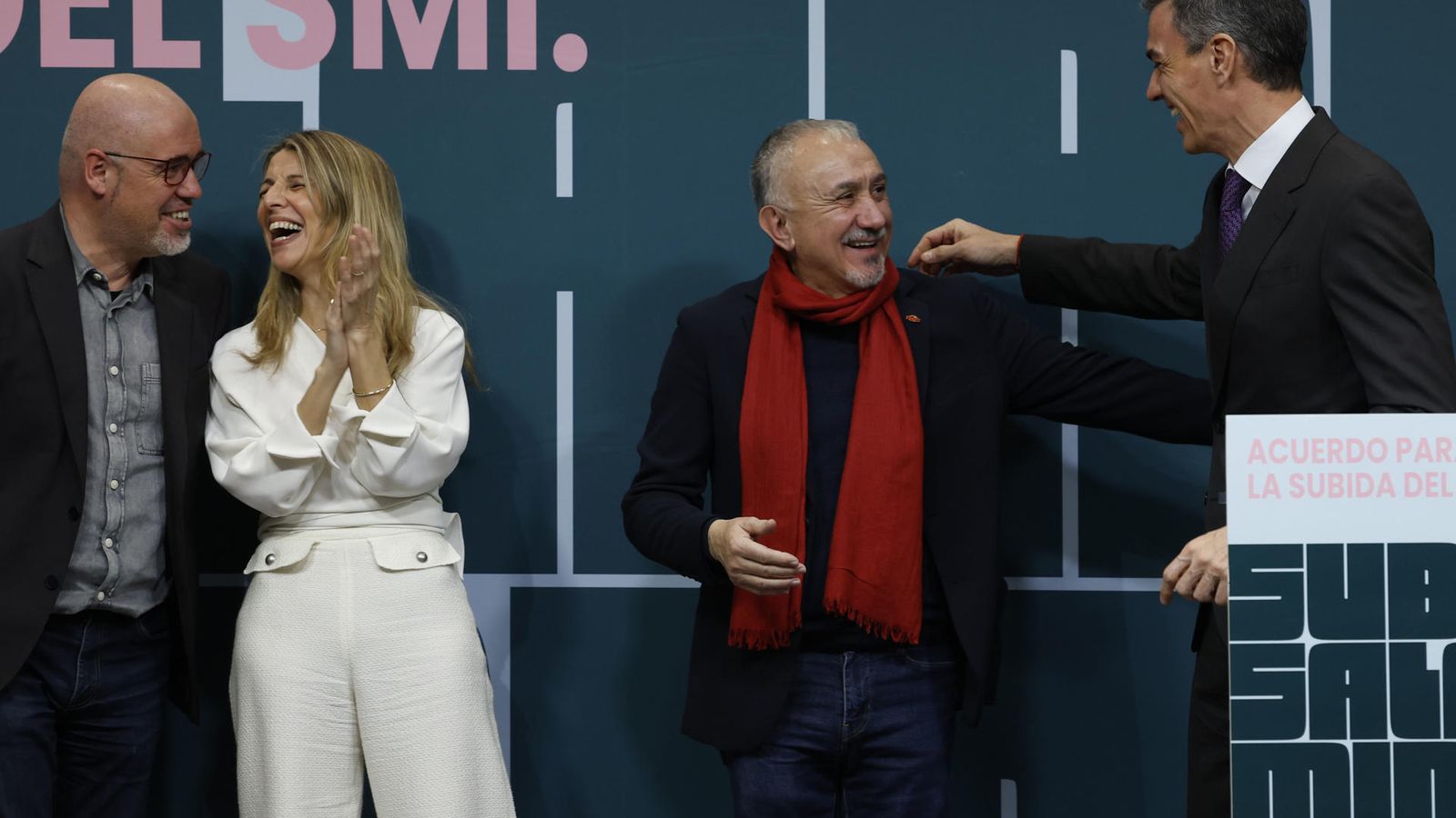 Els representants de CC OO i UGT, amb la ministra de Treball i el president del govern espanyol, en l'acte de la firm de la pujada