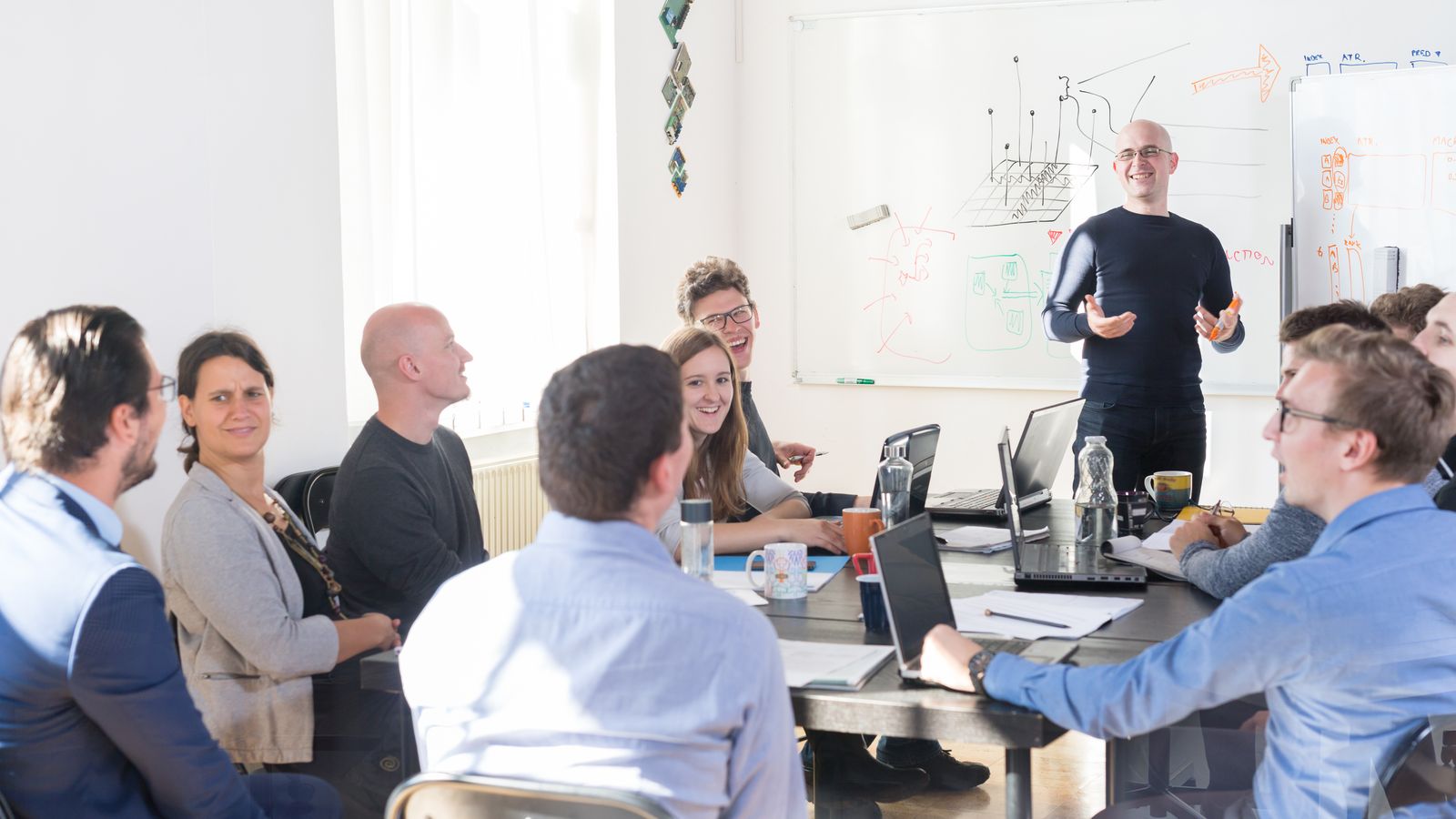 Un grup de companys de treball en una reunió