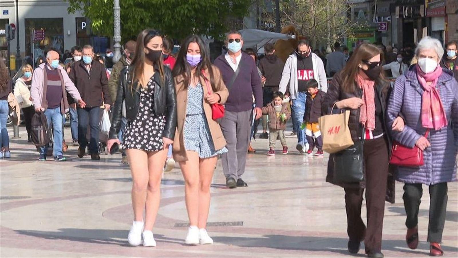 Diverses persones, al carrer, en una imatge d'arxiu