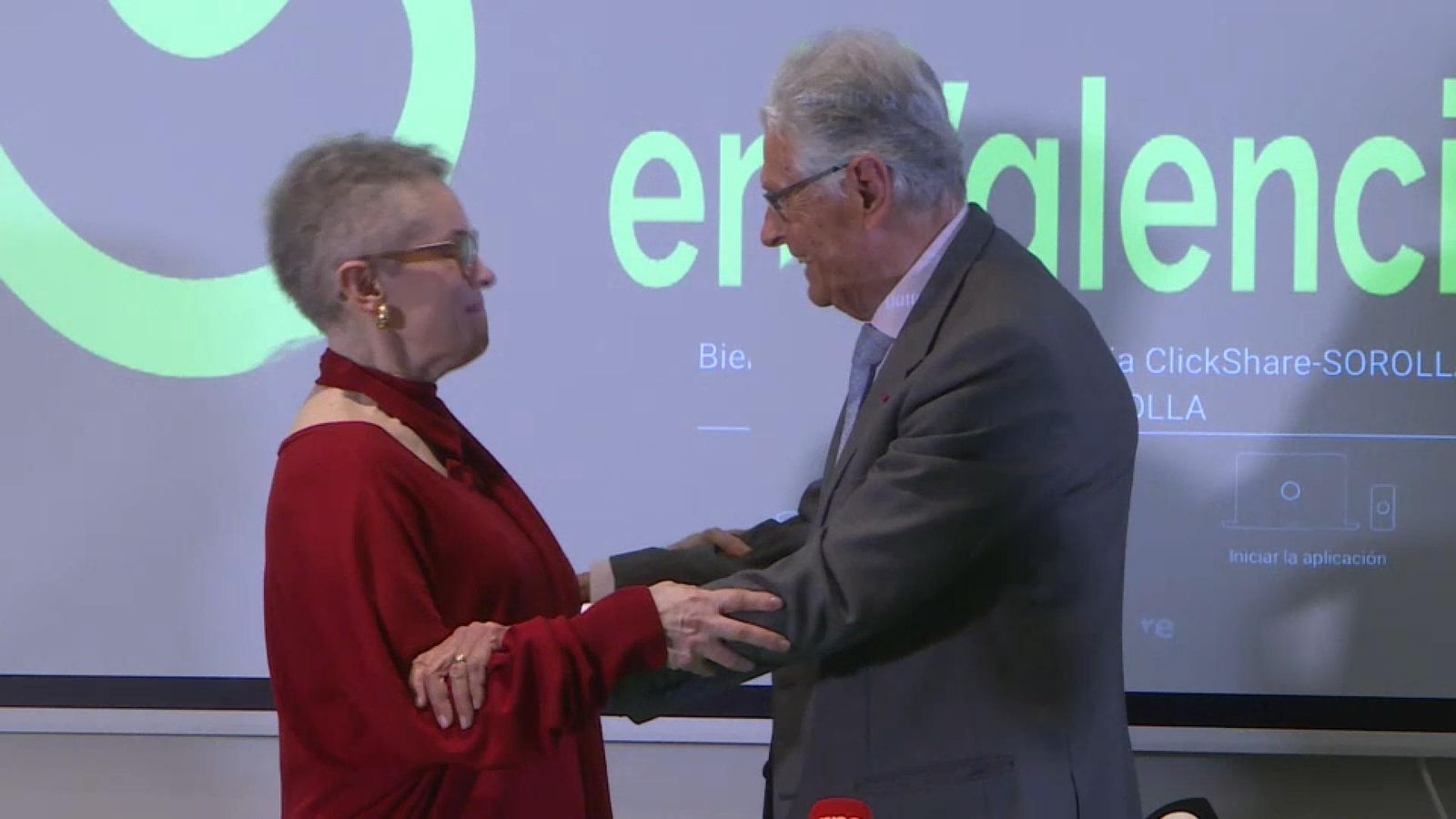 Cristina Barrachina, pacient amb càncer de Picanya, amb el president de Contra Càncer València, Tomás Trenos