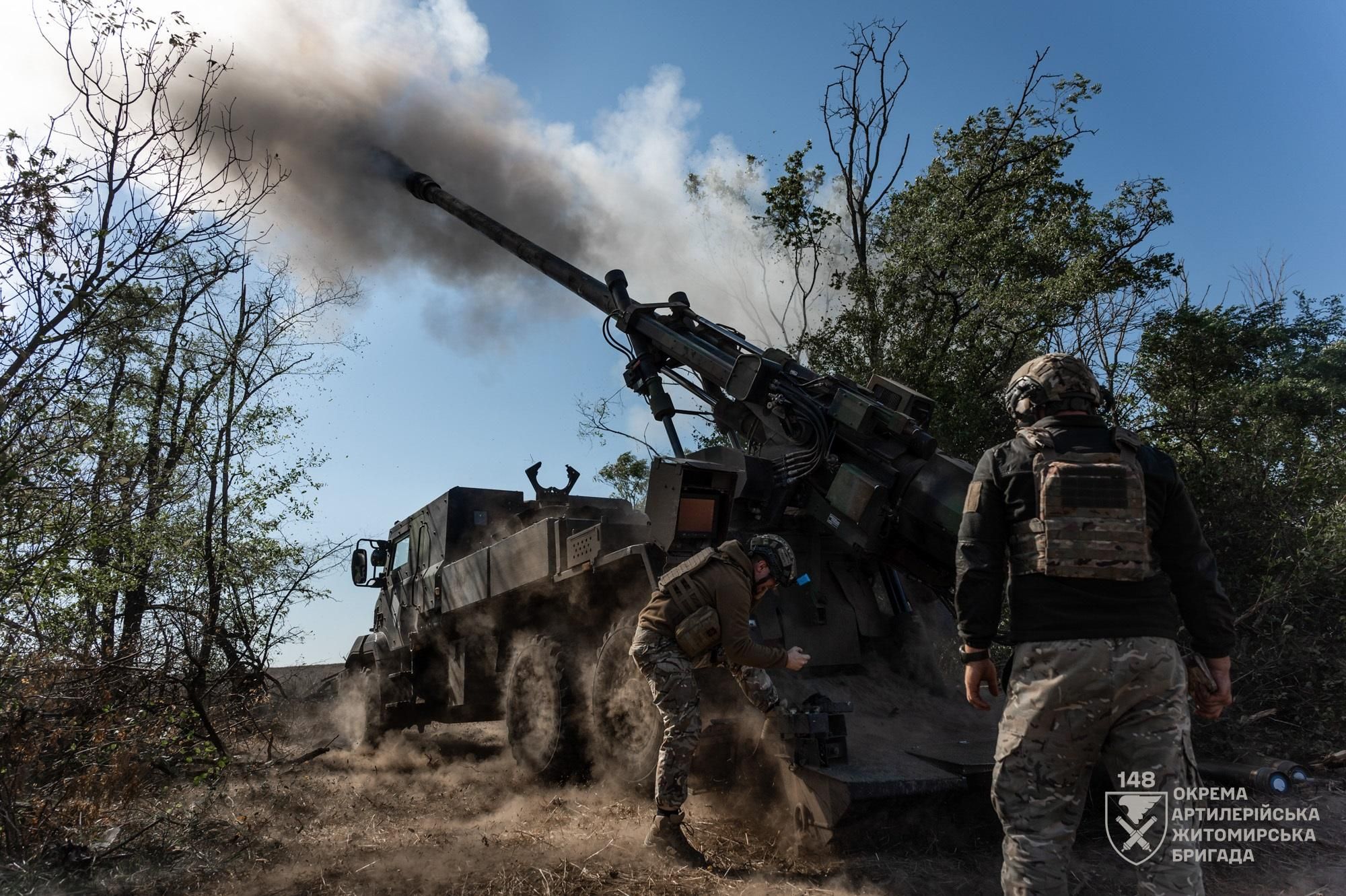 Soldats ucraïnesos disparant un projectil contra l'exèrcit rus Soldats ucraïnesos disparant un projectil contra l'exèrcit rus