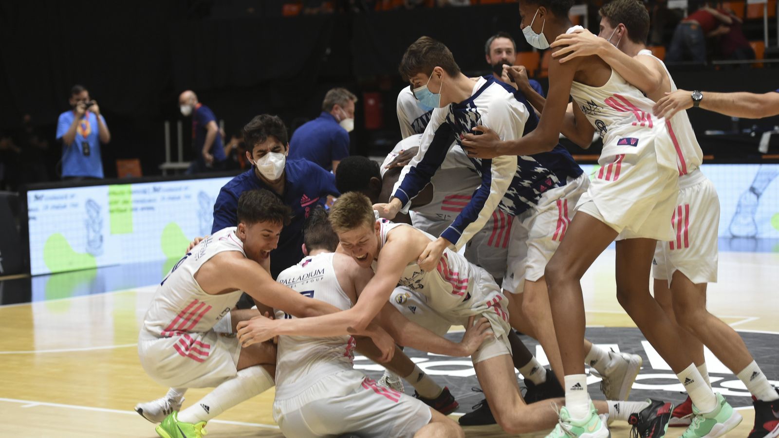 Els jugadors blancs celebren el triomf