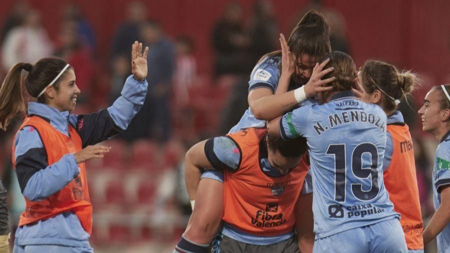 Les jugadores del Llevant celebren el triomf Les jugadores del Llevant celebren el triomf