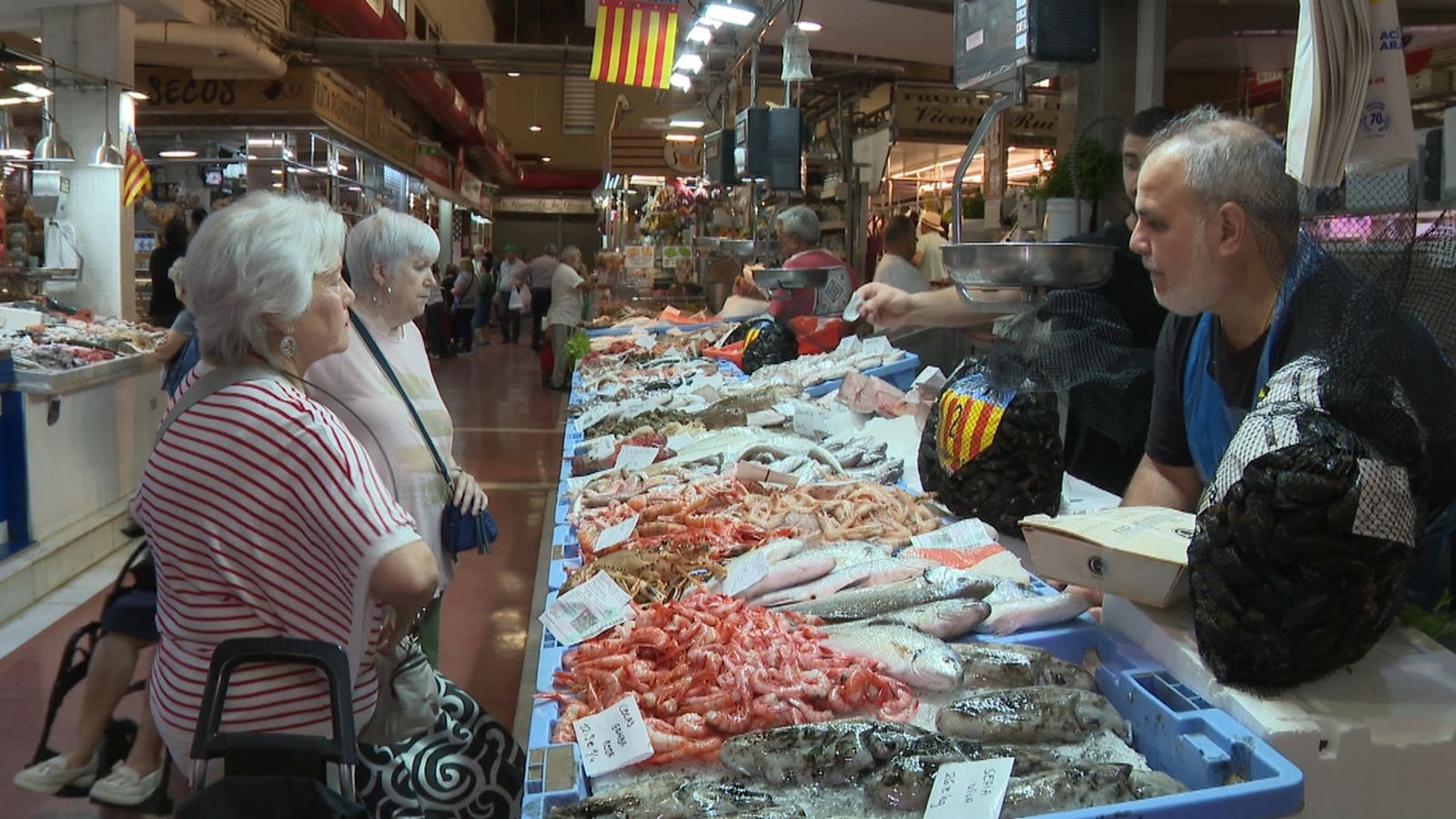 Pescaters atenen la clientela al mercat
