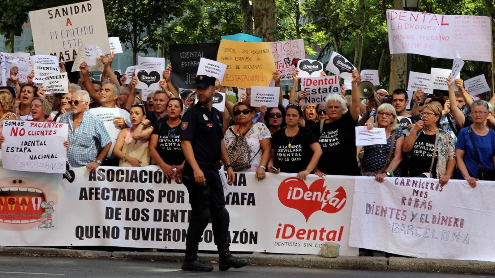Els manifestants volen que la ministra Carmen Montón pose solució a aquesta “estafa nacional”.