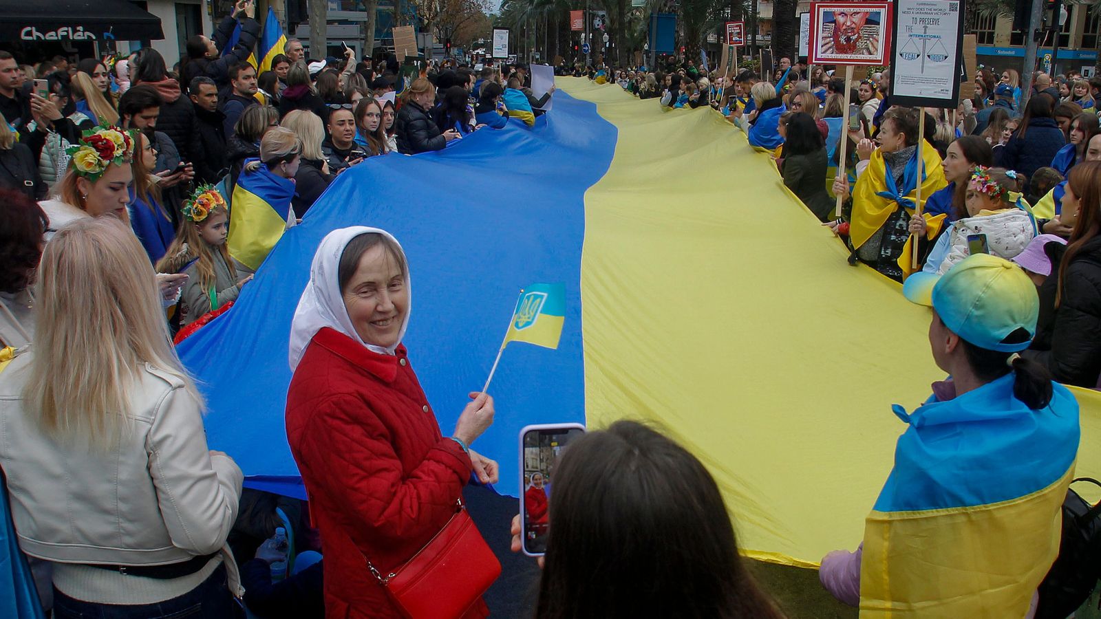 Una bandera ucraïnesa de cent metres recorre Alacant