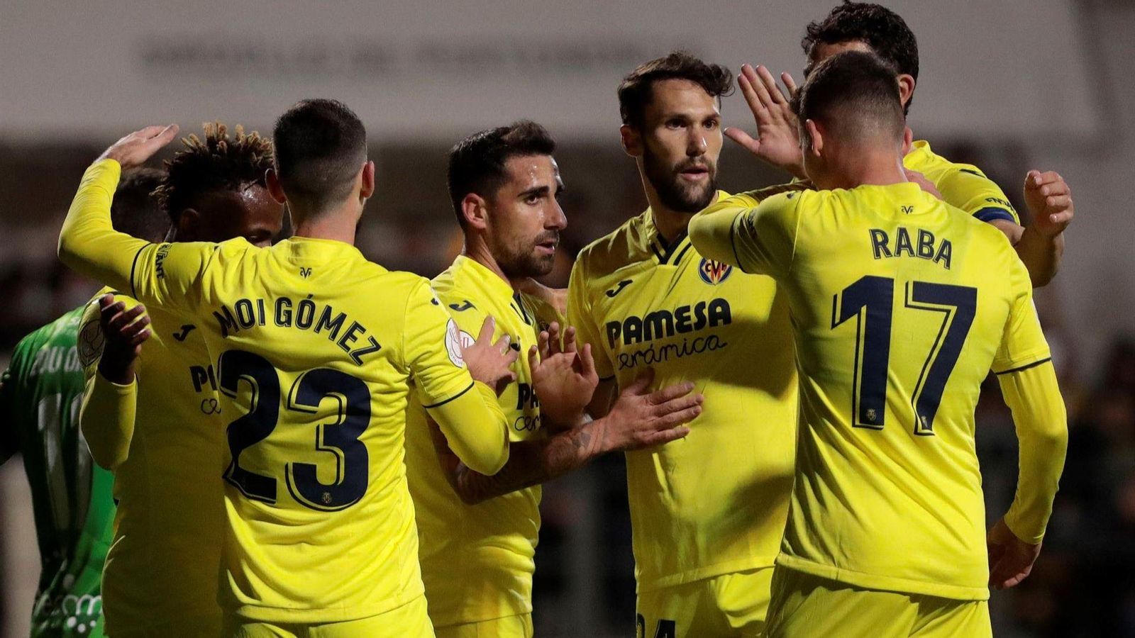 Els jugadors groguets celebren un dels gols
