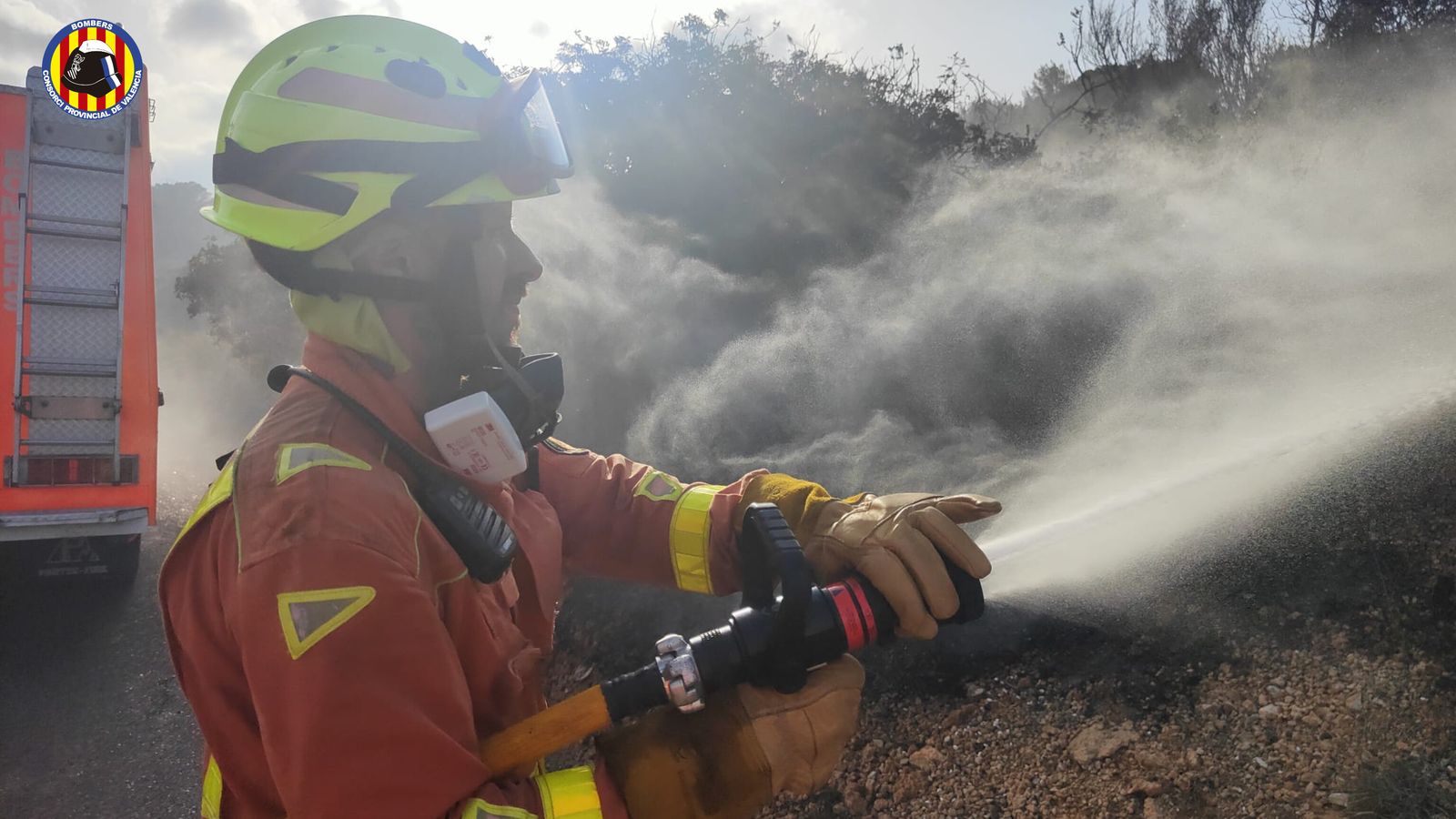 Els efectius refresquen la zona afectada per l'incendi forestal