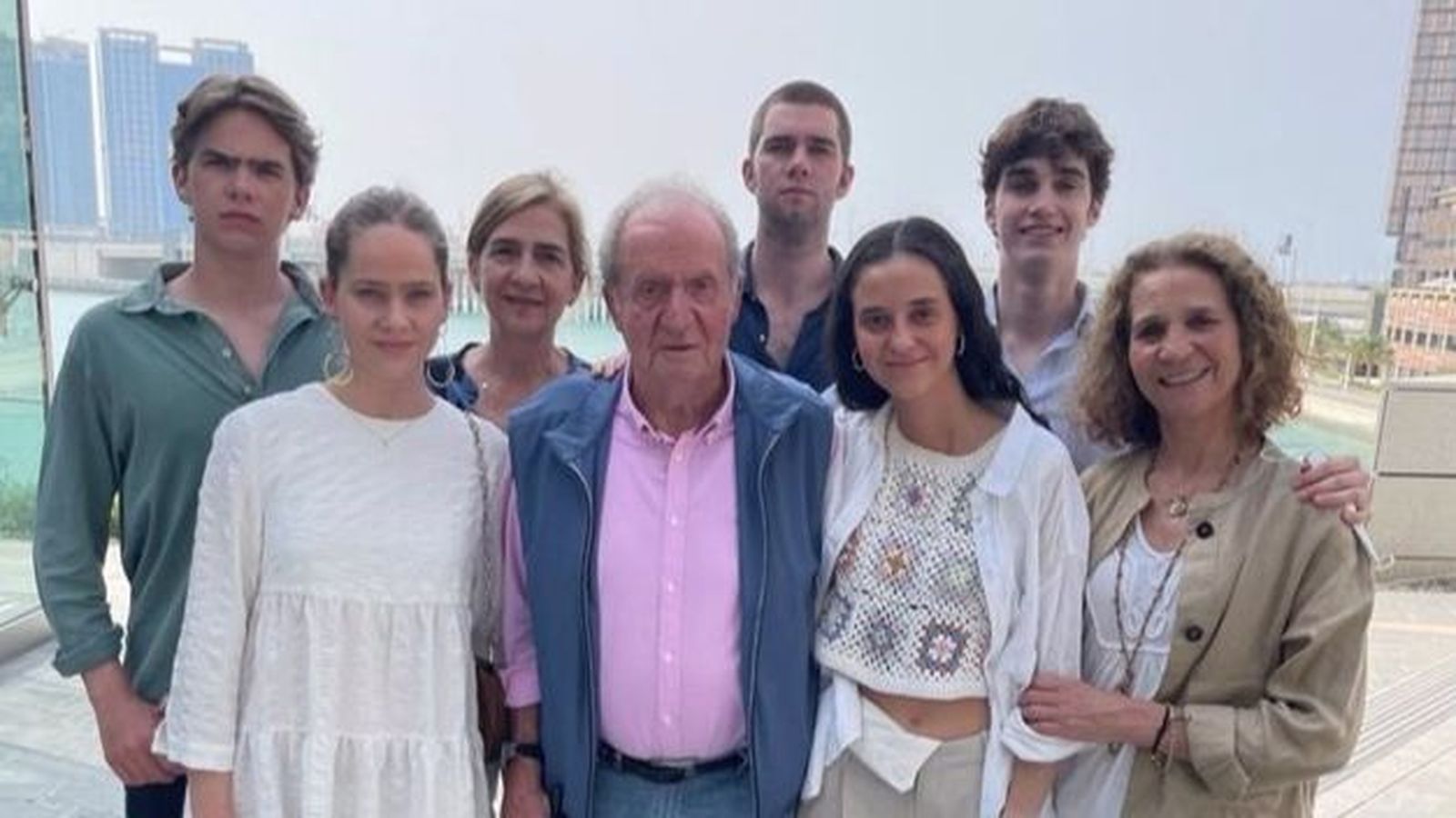 Nova foto de la visita de les filles i nets al rei emèrit