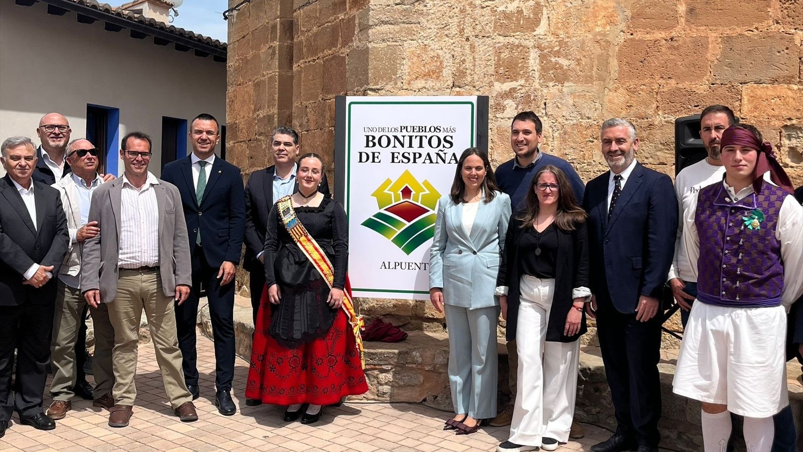 Autoritats presents en el moment d'atorgar el distintiu
