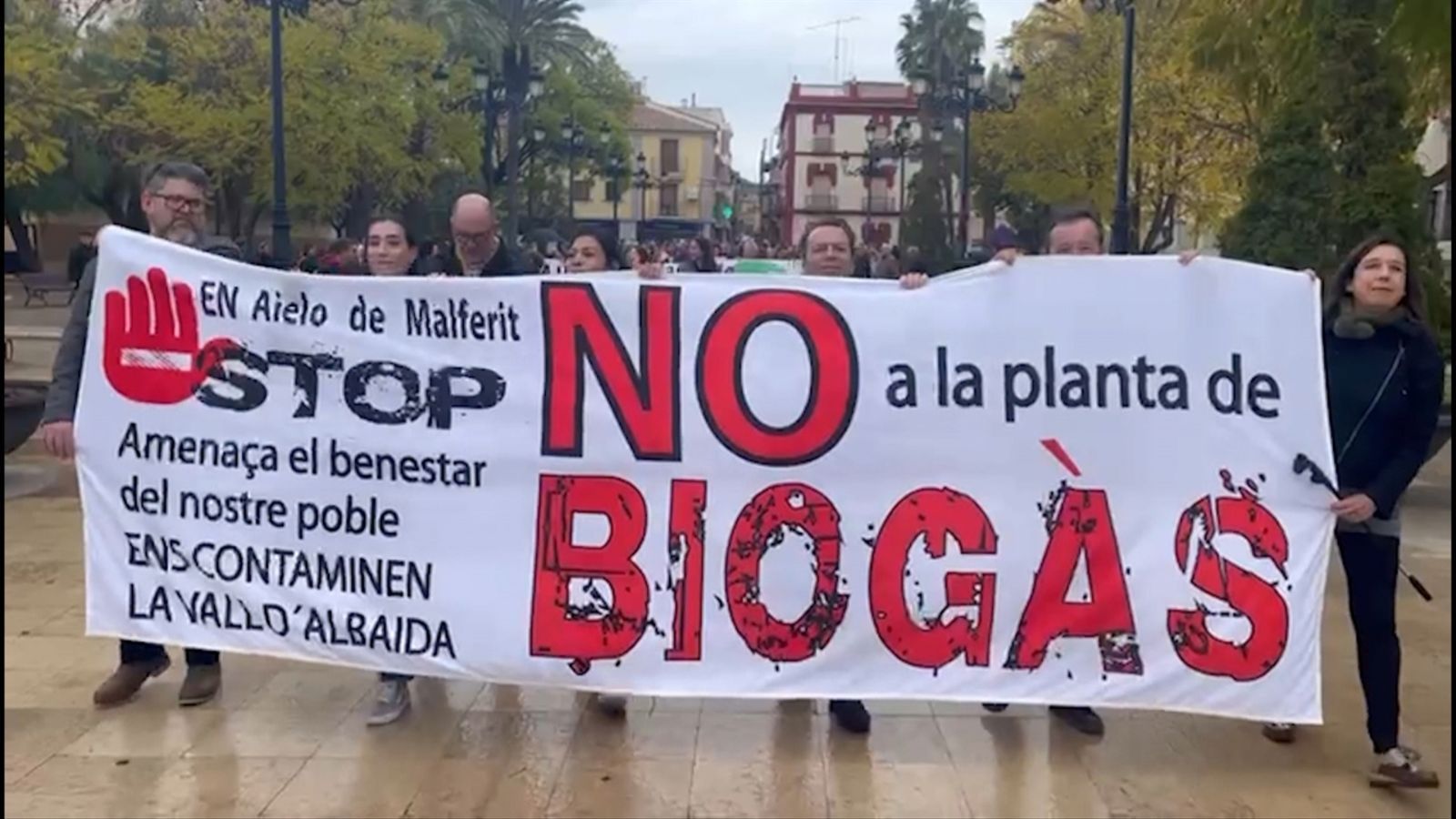 Centenars de persones marxen contra la planta de biogàs a Aielo de Malferit