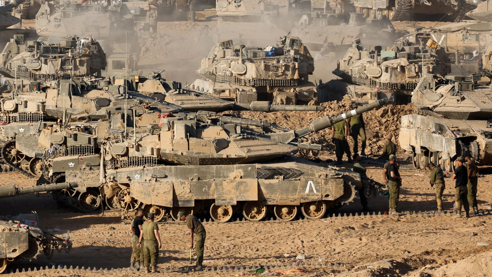 Soldats israelians posen a punt una unitat de tancs