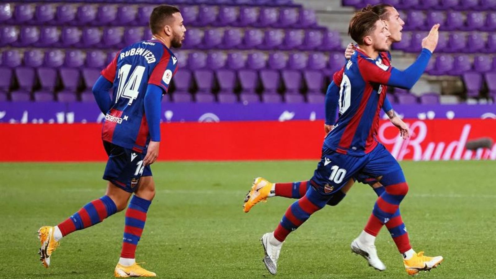 Els jugadors del Llevant celebren un gol a l'estadi José Zorrilla