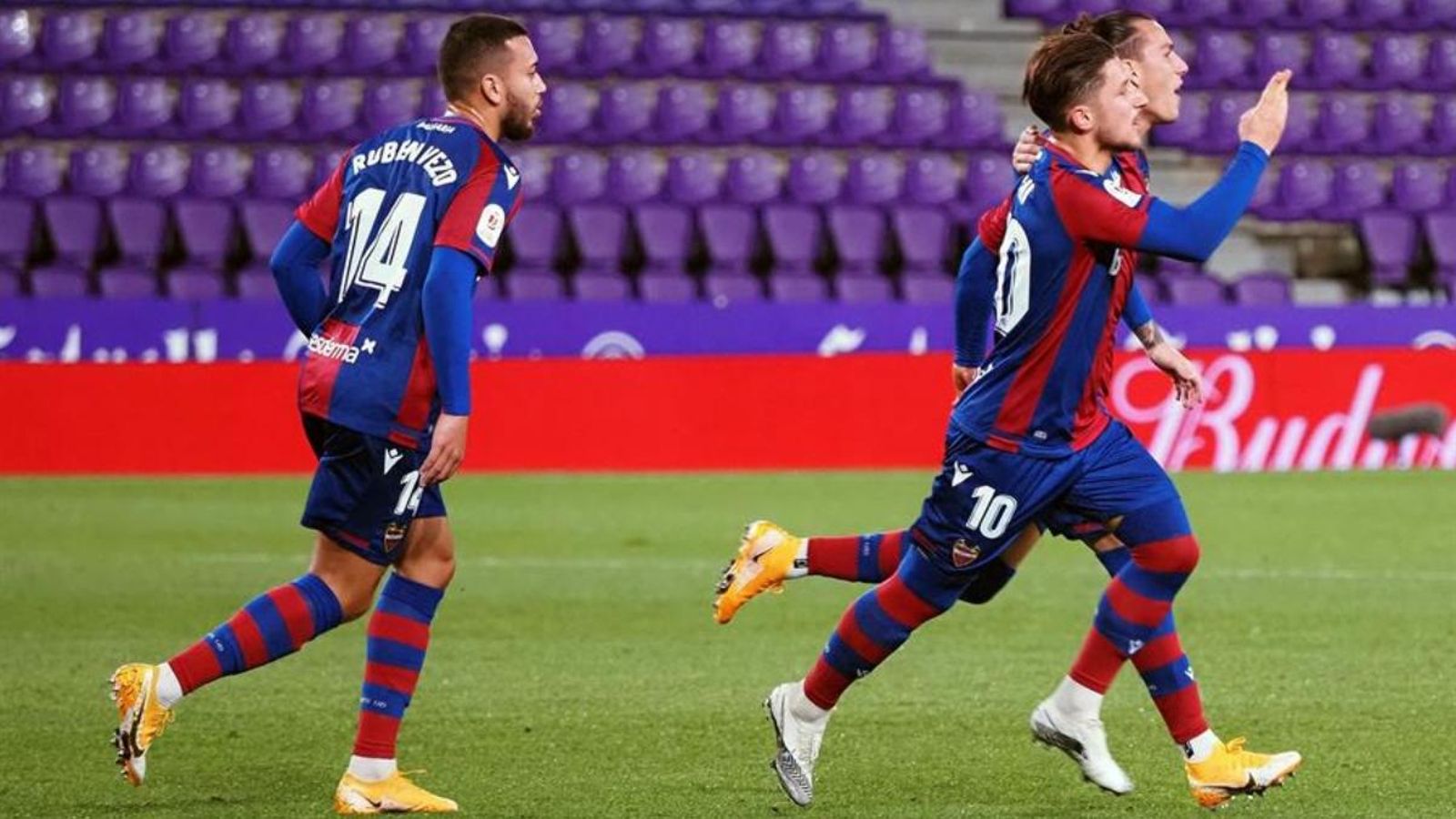 Els jugadors del Llevant celebren un gol a l'estadi José Zorrilla