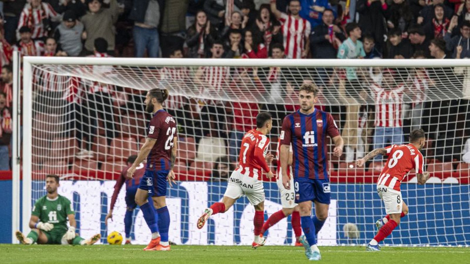 Els jugadors de l'Eldense es lamenten del gol dels locals