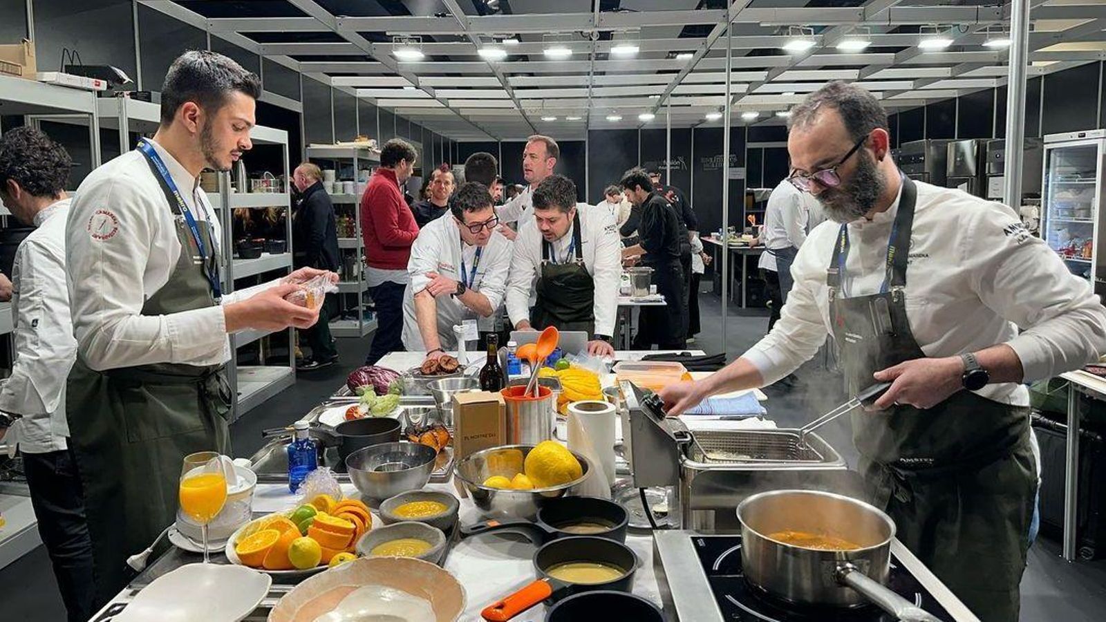 El xef Ricard Camarena i el seu equip minuts abans de la ponència a Madrid Fusión