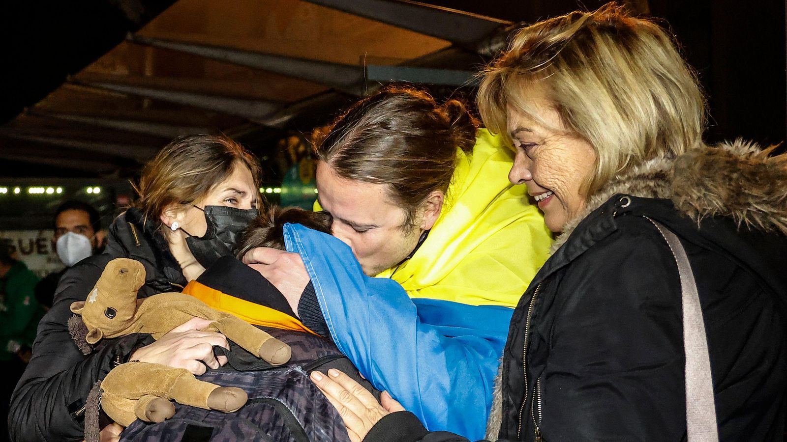 Refugiats ucraïnesos s'abracen a la seua arribada a València