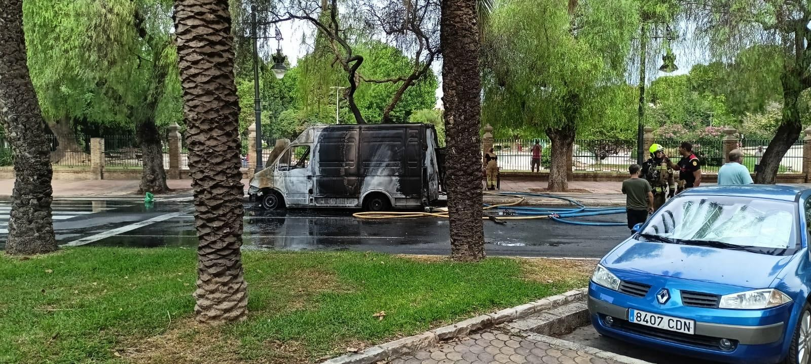 Incendi d'una furgoneta al costat del parc de Vivers, a València