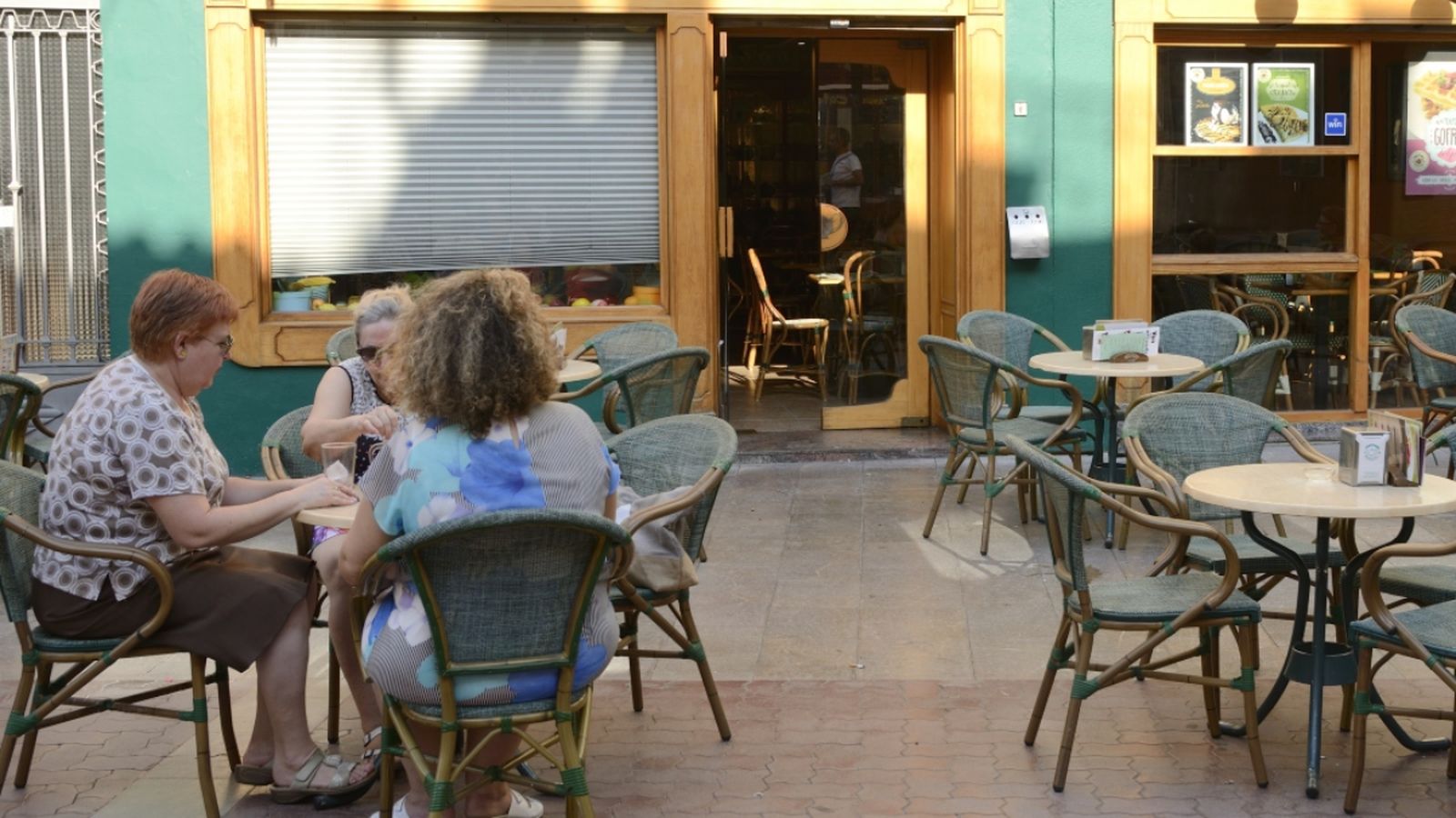 Un grup de dones en una terrassa de Castelló