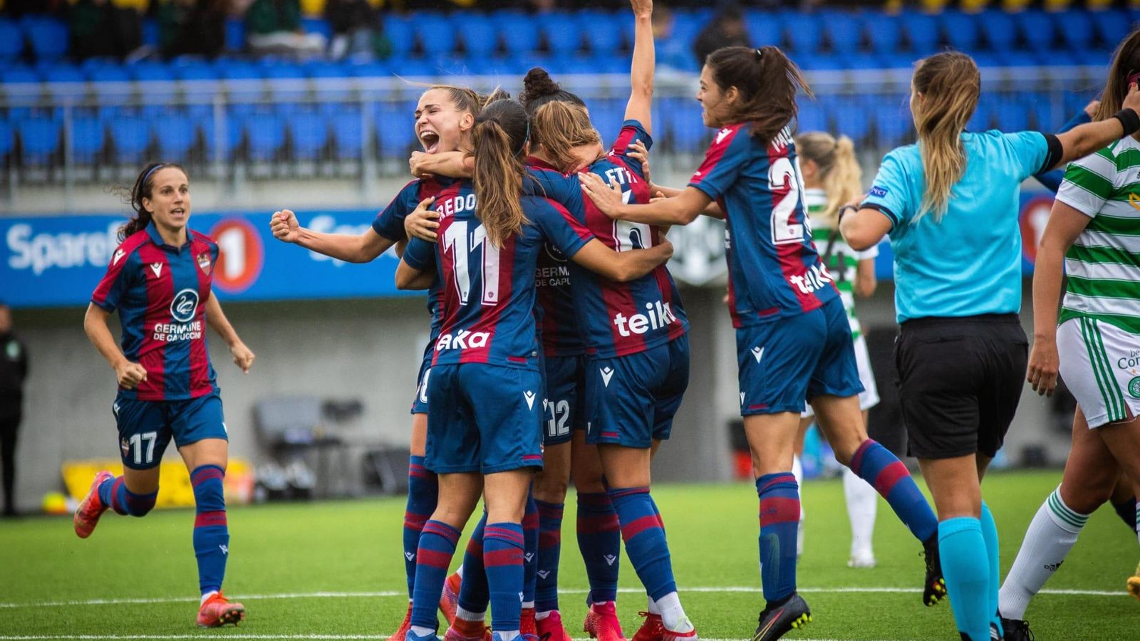 Les jugadores del Llevant celebren un dels gols Les jugadores del Llevant celebren un dels gols