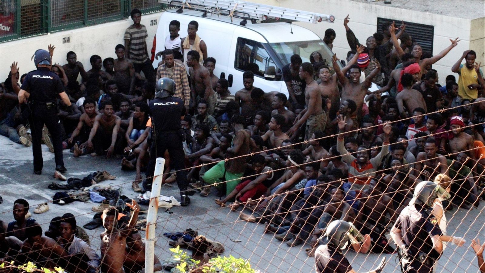Imatge d'arxiu d'uns 400 immigrants subsaharians que van aconseguir accedir a Ceuta