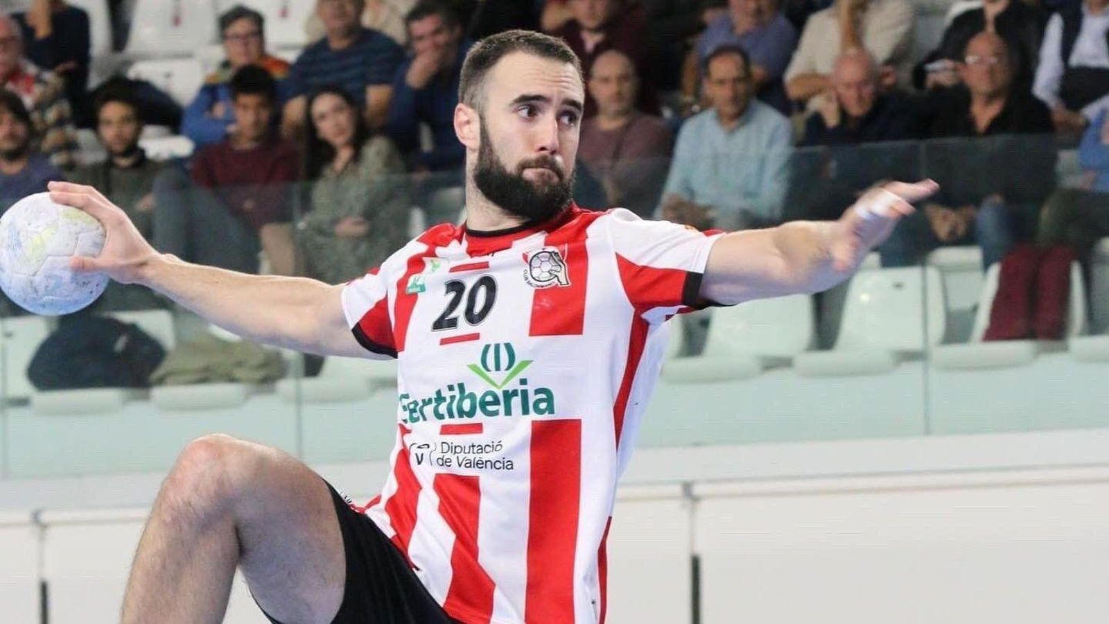 Adrián Nolasco fa un llançament a porteria