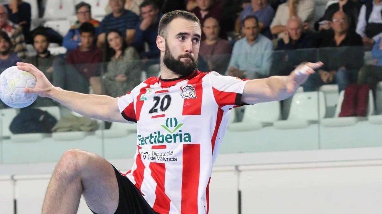 Adrián Nolasco fa un llançament a porteria