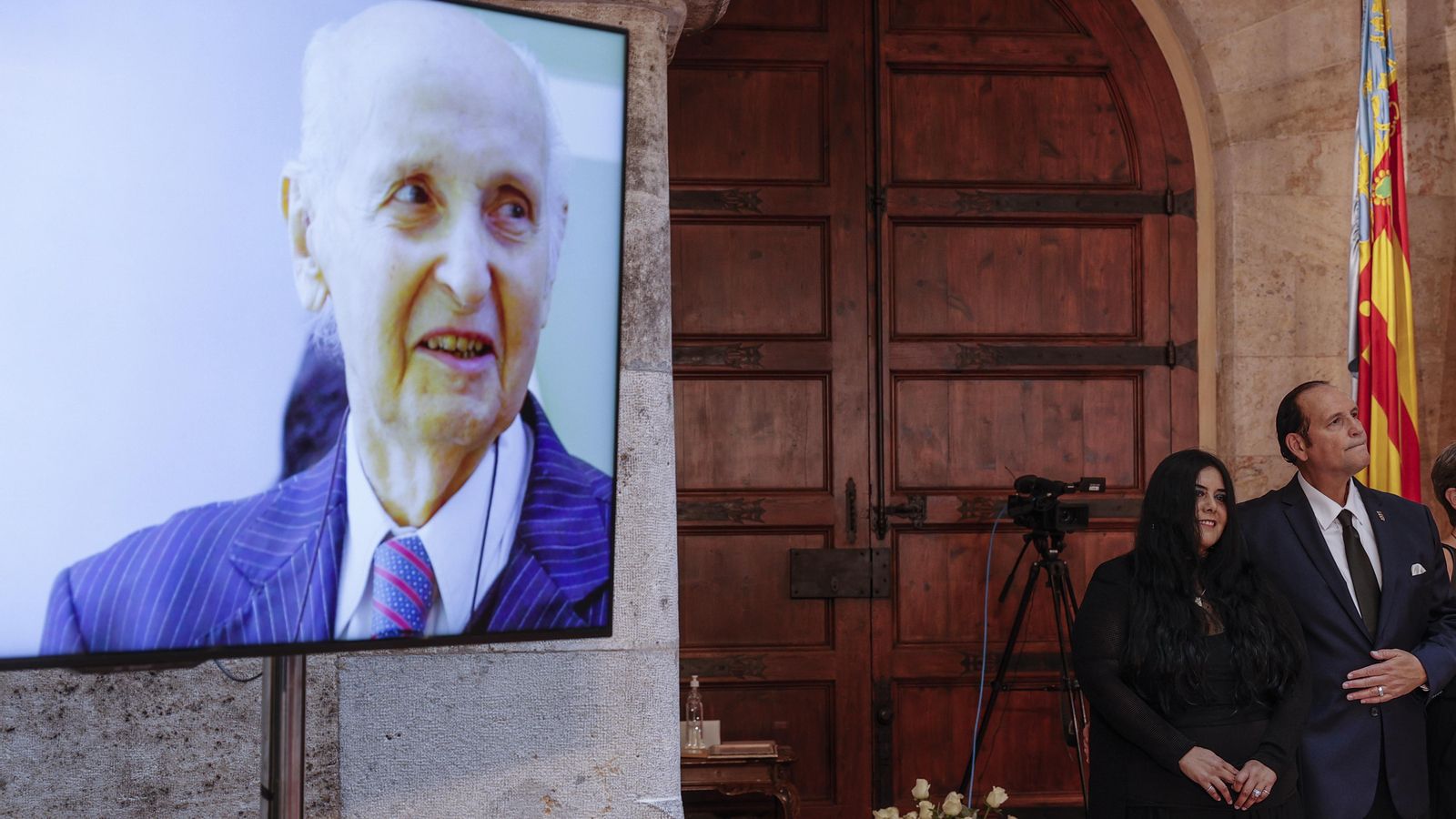 Un dels fills de Santiago Grisolía en la capella ardent amb la imatge del seu pare instal·lada en el Palau de la Generalitat