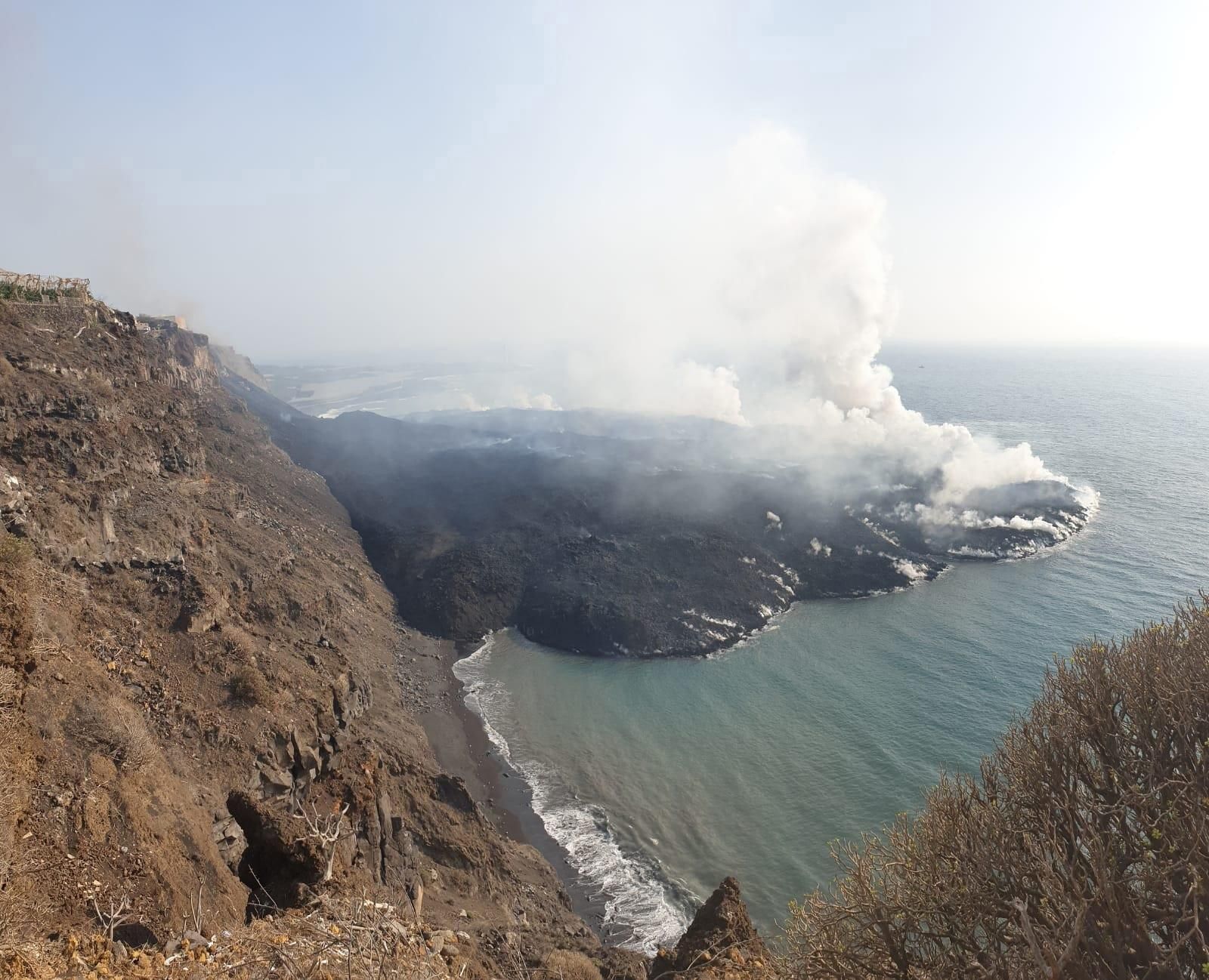 Delta que està formant en l'Atlàntic la lava del volcà Cumbre Vieja, en una imatge d'aquest divendres de matí