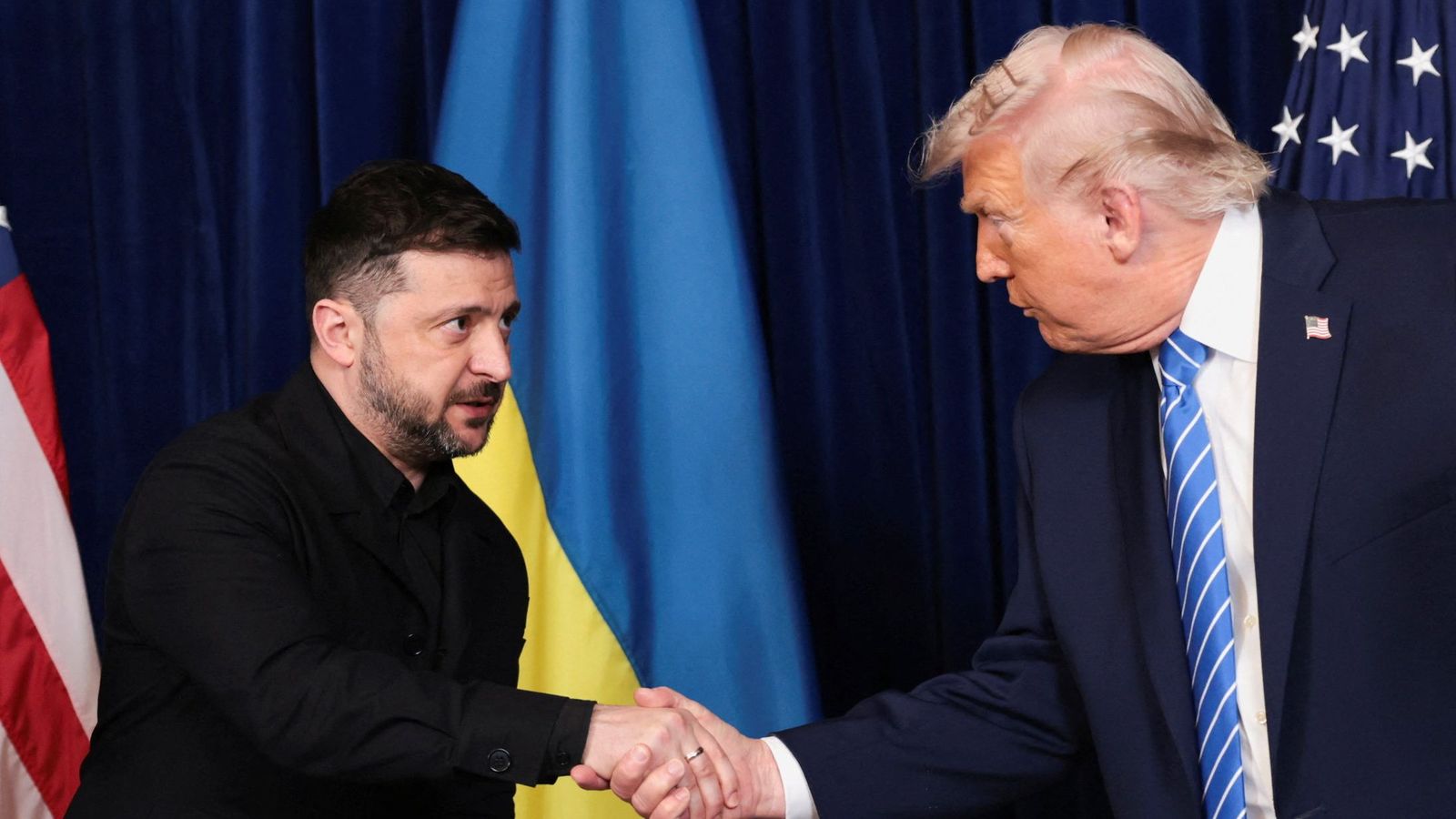 El president dels Estats Units, Donald Trump, i el seu homòleg ucraïnés, Volodímir Zelenski, a la residència de Mar-a-Lago, als EUA