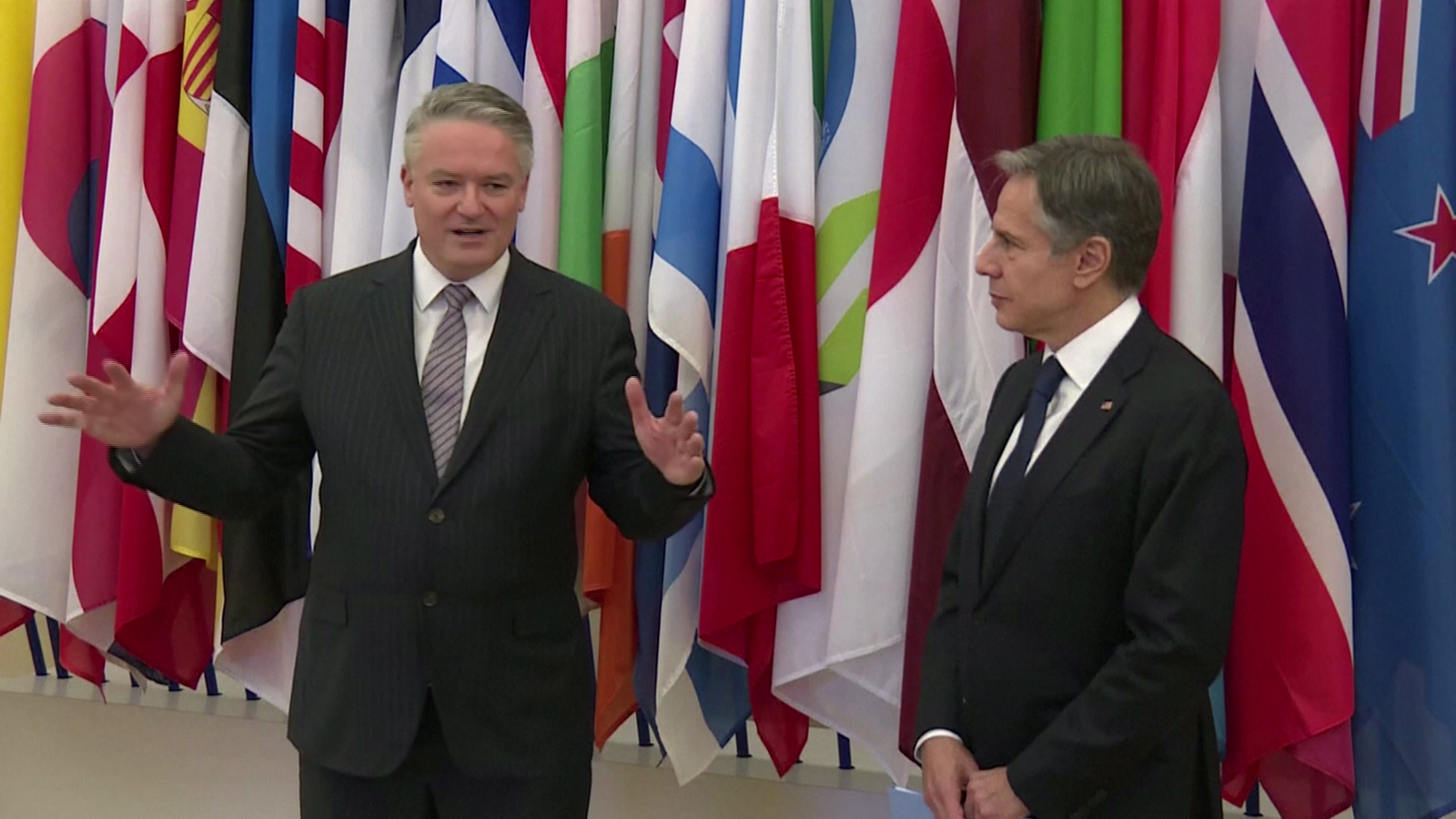 El president de l'OCDE Mathias Cormann conversa amb el secretari d'estat dels EUA Anthony Blinken