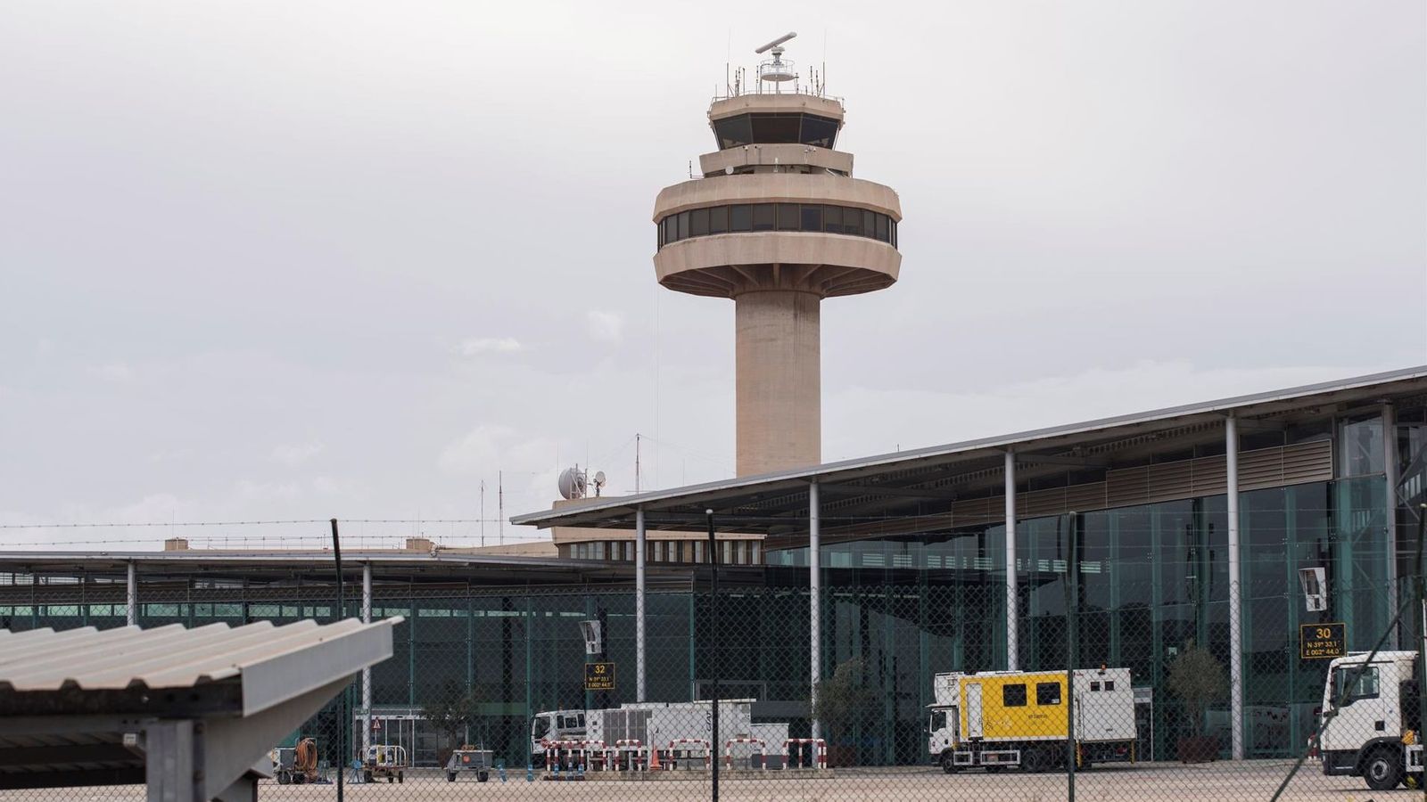 Imatge de la torre de control i una pista de l'aeroport de Palma