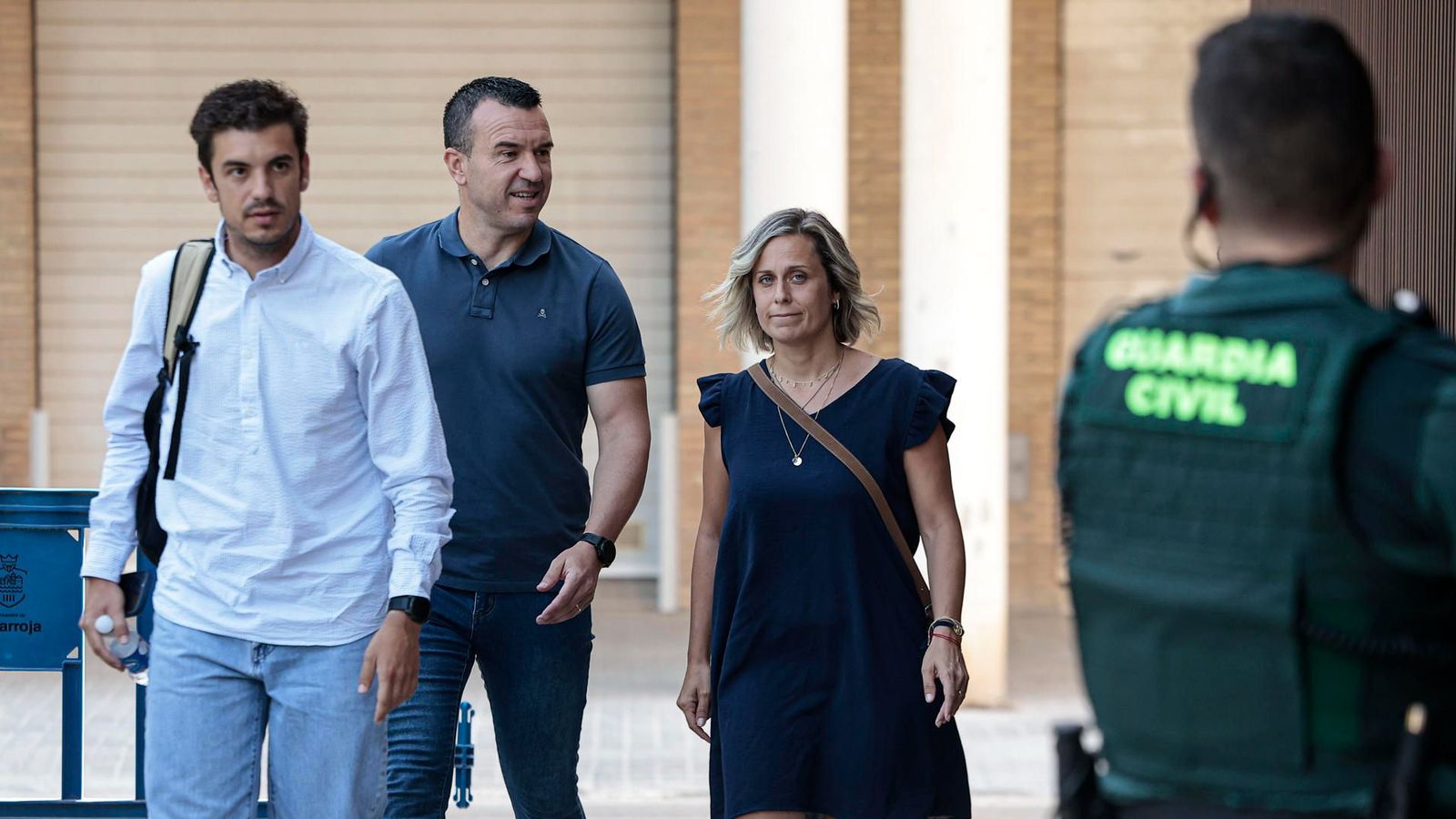 Mompó, al centre amb samarreta blava, arriba als jutjats de Catarroja este dimarts