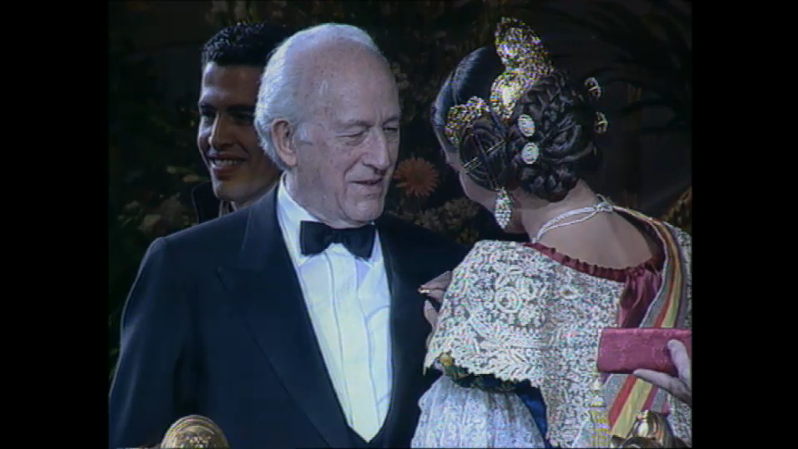 Laura Segura li imposa el bunyol d'or a Antonio Mingote 