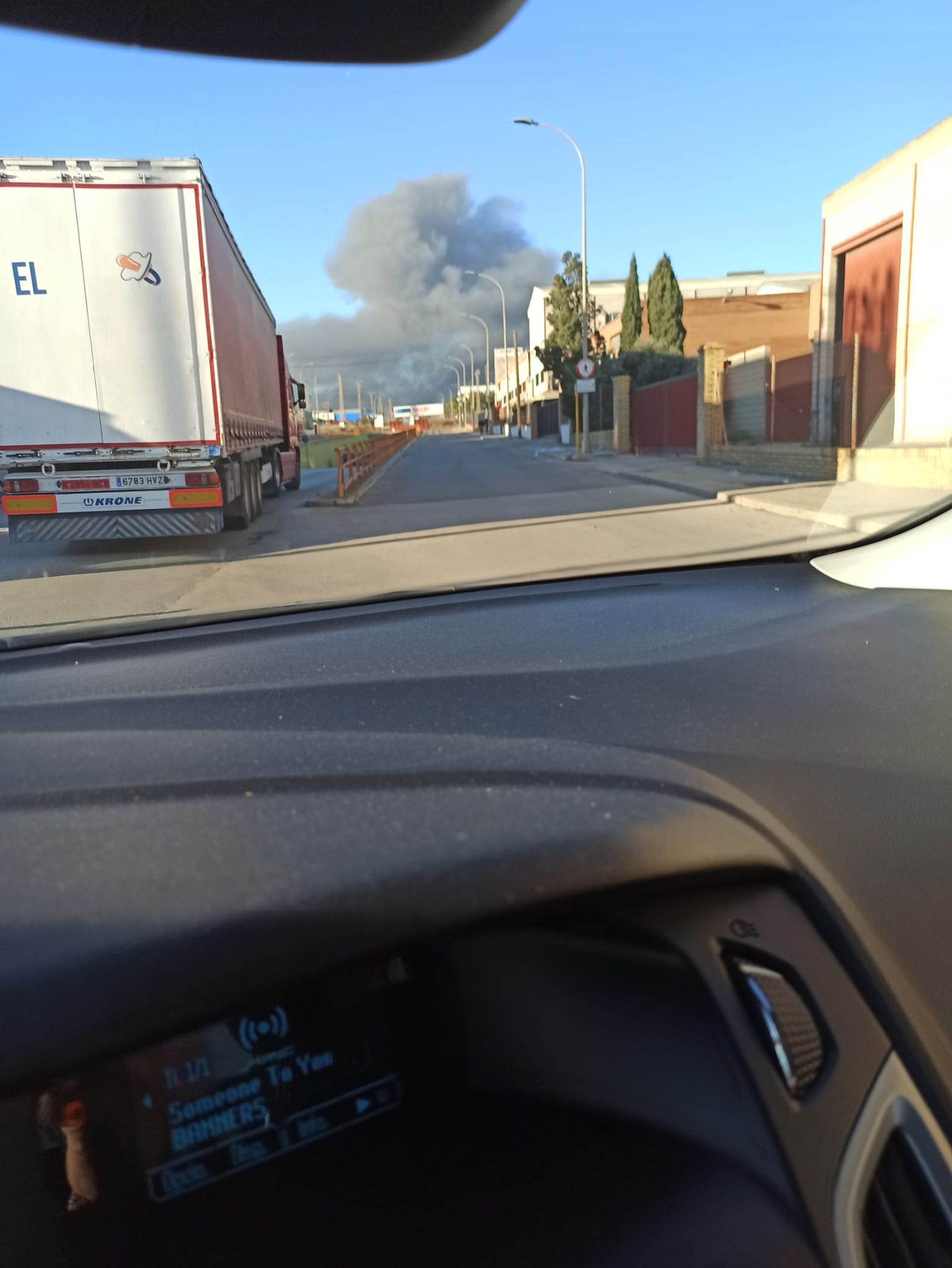 El fumeral negre que ha deixat l'incendi de Manises és visible a diversos quilòmetres