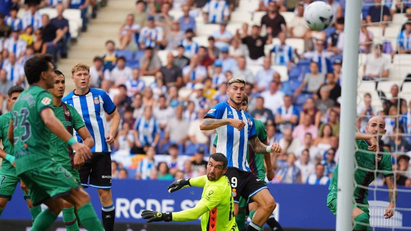 L'Espanyol s'ha avançat en el minut 4 amb un gol de Roberto Fernández