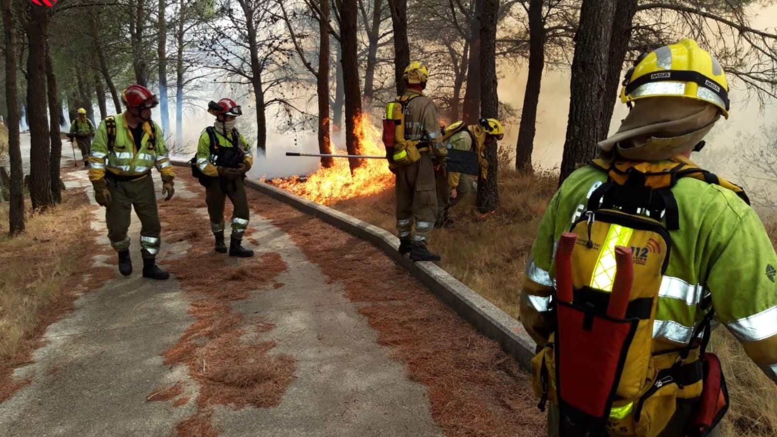 Bombers forestals de la Generalitat treballen en l'extinció de l'incendi a la Vall d'Ebo