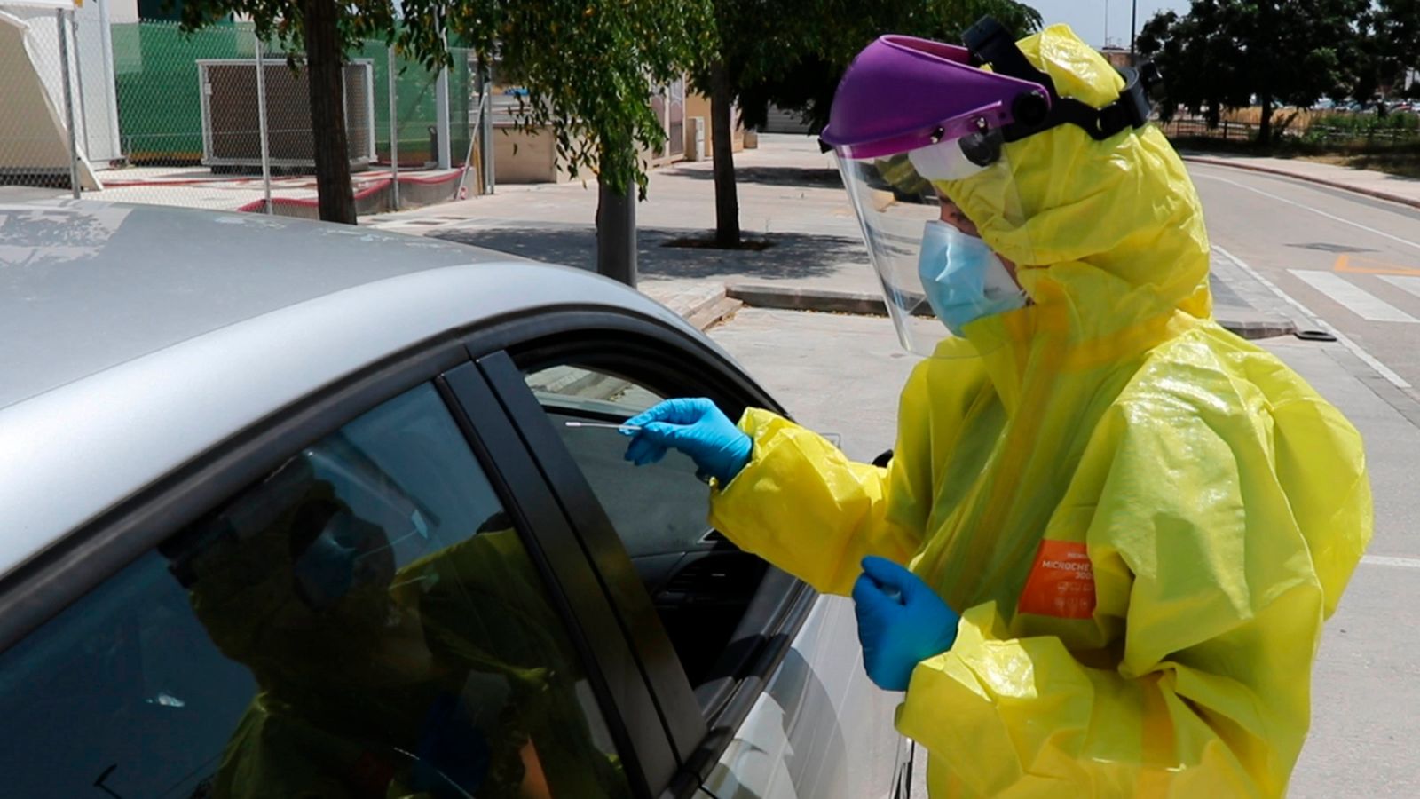 Personal sanitari realitza una prova de PCR