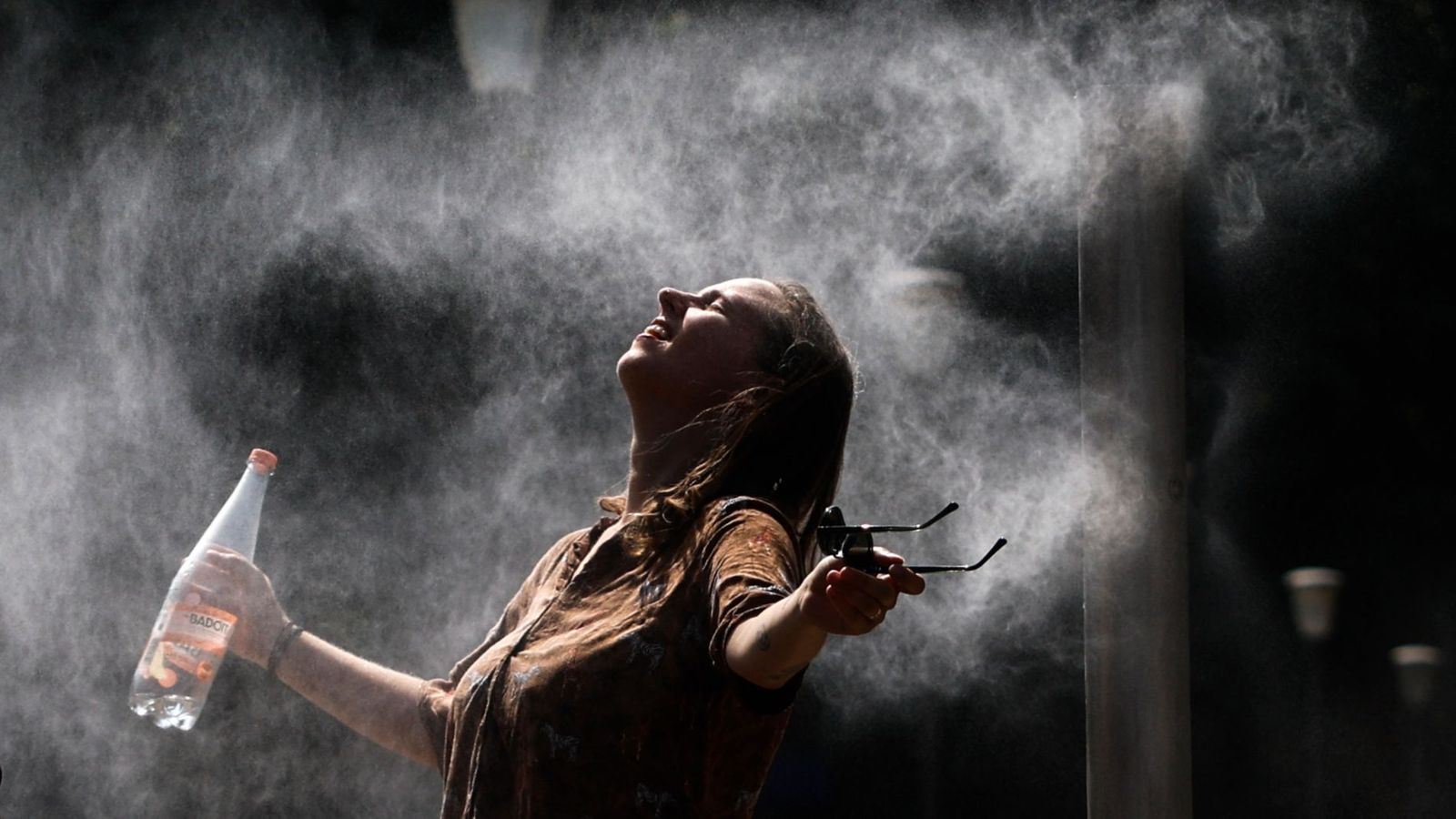 Una dona es refresca davant les altes temperatures