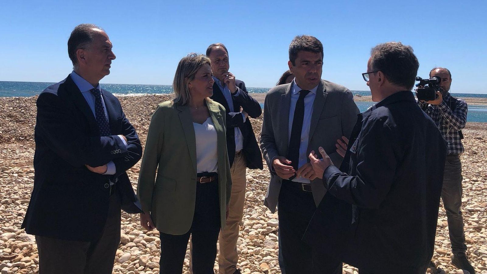 El cap del Consell conversa amb l'alcalde d'Alcalà de Xivert davant la mirada de la presidenta de la Diputació de Castelló i el conseller de Medi Ambient
