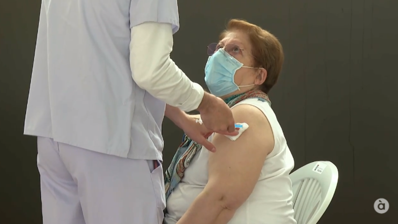 Una dona rep la vacuna a la Comunitat Valenciana