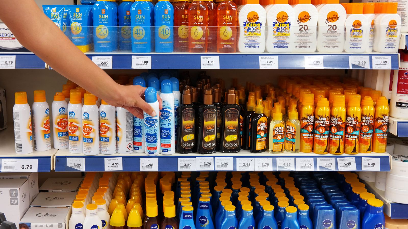 Imatge d'arxiu de cremes solares en un supermercat