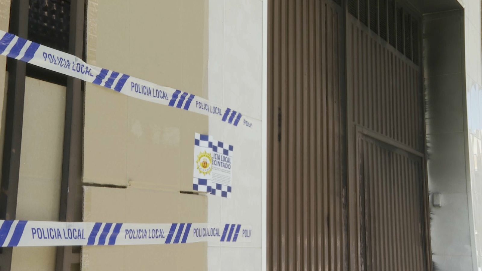 Cinta policial en la porta de la casa afectada per l'incendi, a l'Alcúdia