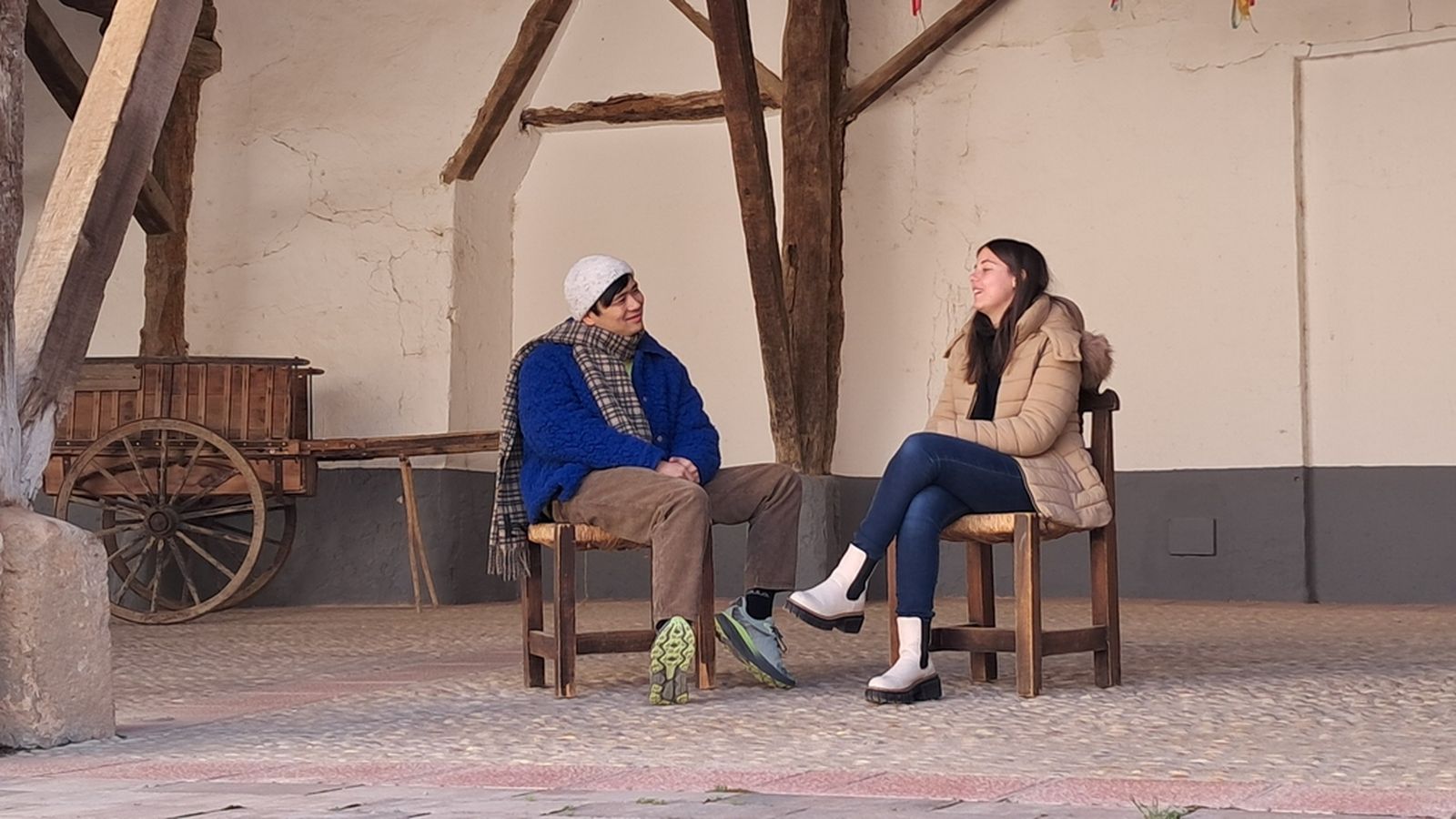 Hu Zhao es guanya l’afecte de totes les persones que coneix al llarg del viatge, que li obrin la porta de casa, del treball i de la seua vida