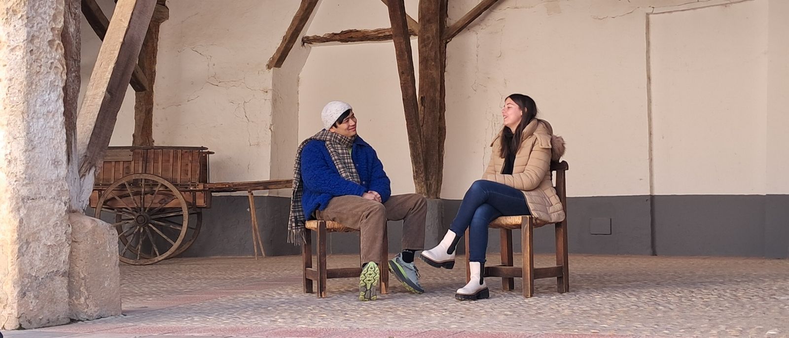 Hu Zhao es guanya l’afecte de totes les persones que coneix al llarg del viatge, que li obrin la porta de casa, del treball i de la seua vida