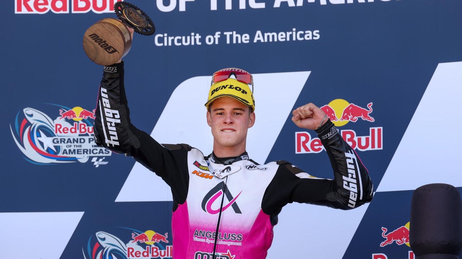 Iván Ortolá, en el pòdium