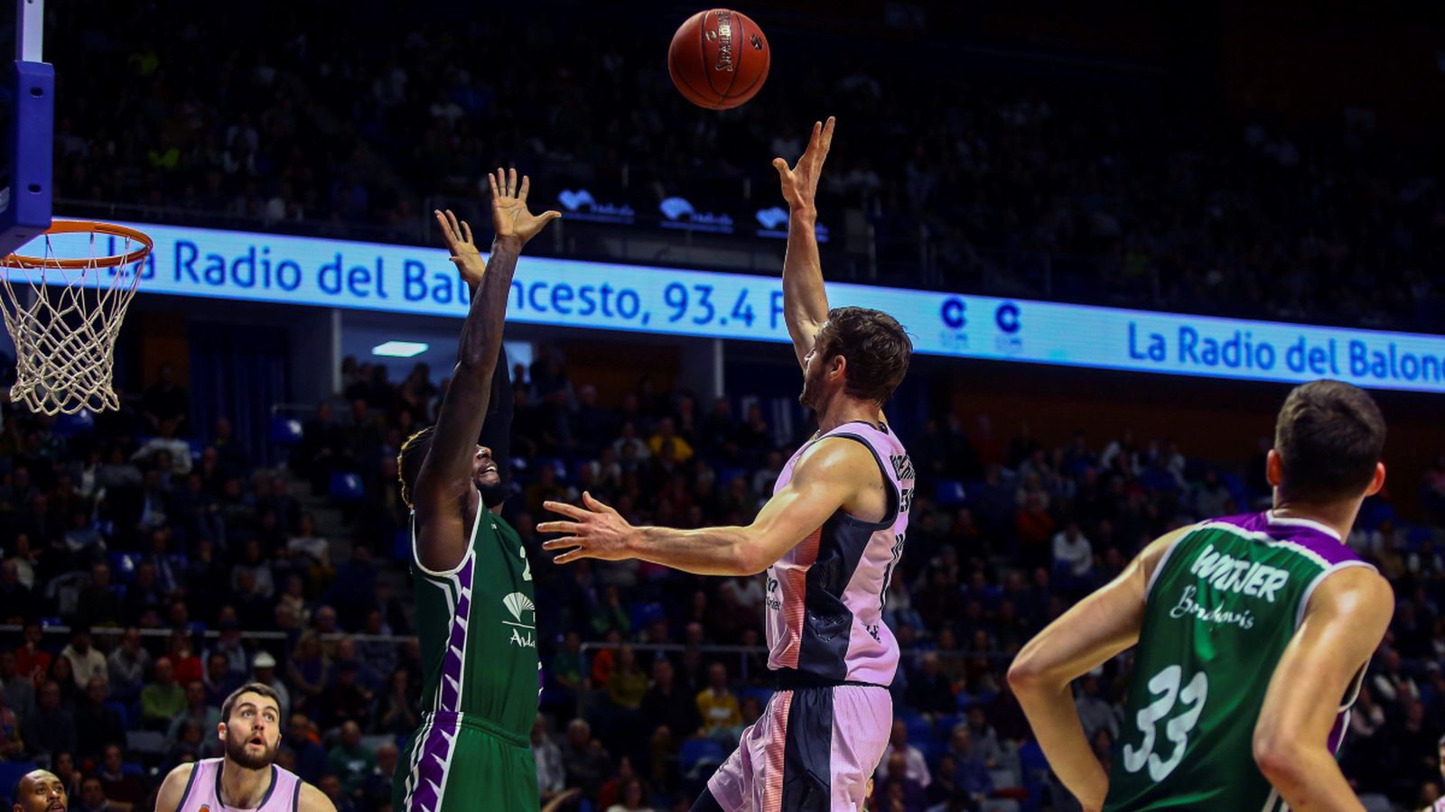 València Basket guanya a Màlaga i s'assegura el lideratge del grup H en el Top 16. Efe
