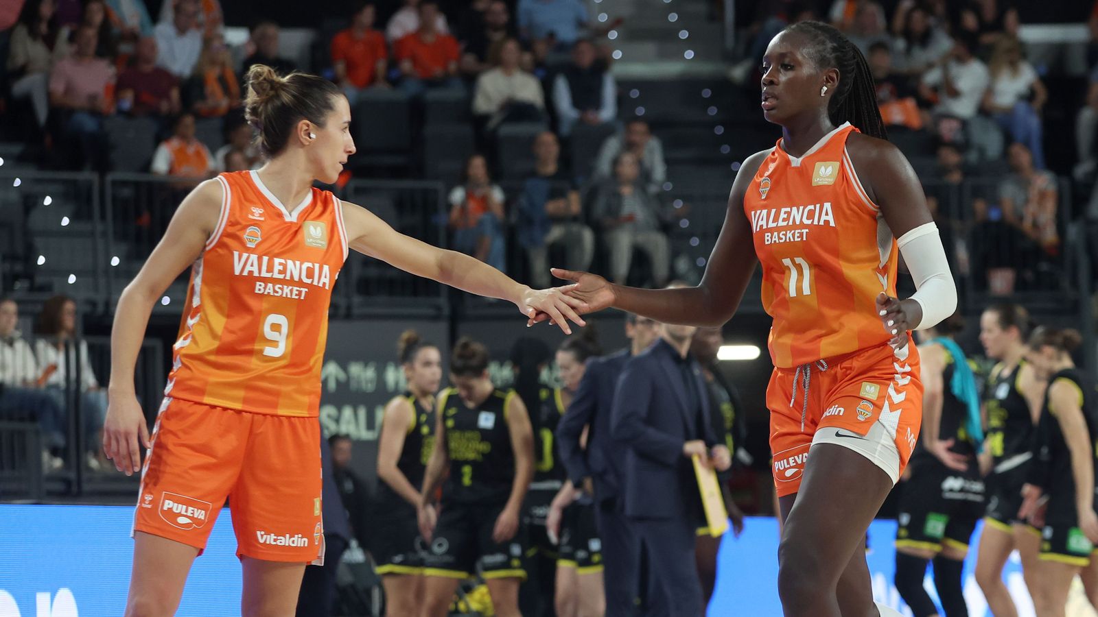 Queralt Casas i Awa Fam en una acció de partit