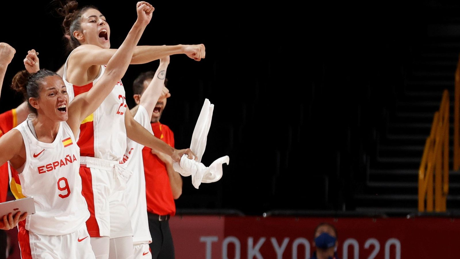 Les jugadores de la selecció femenina celebren una canasta contra Sèrbia