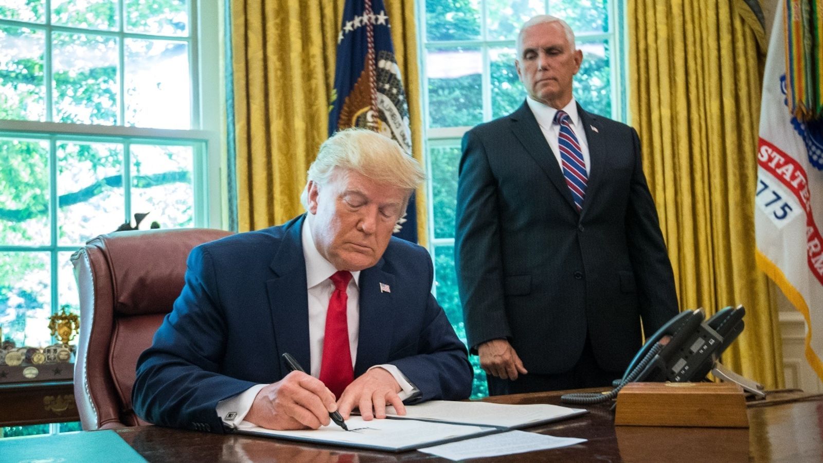 Donald Trump firma el decret a la Casa Blanca